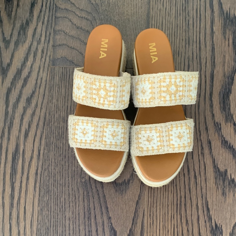 Mia sandals